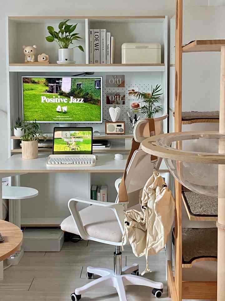 白と木目調のホームオフィス兼ペットスペース、デスクとオフィスチェア、キャットタワーが調和したナチュラルモダンな空間