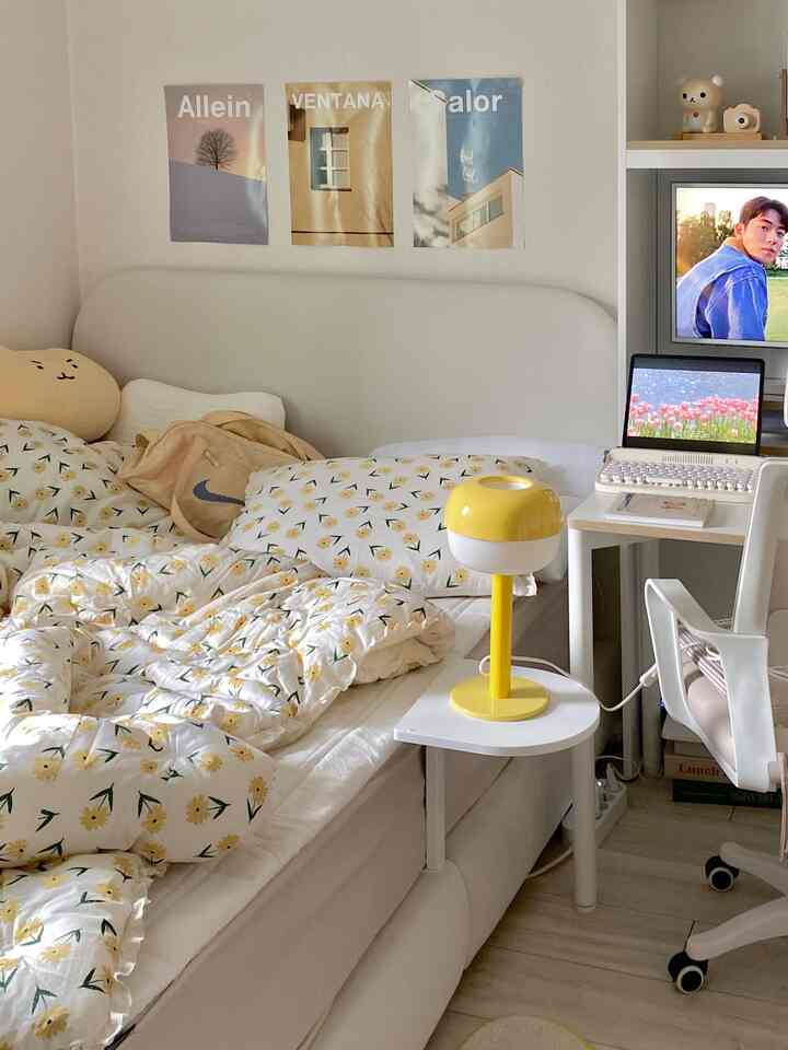 黄色のトーンが特徴的な寝室で、花柄の寝具と黄色いランプが配置された雰囲気のあるインテリアです。