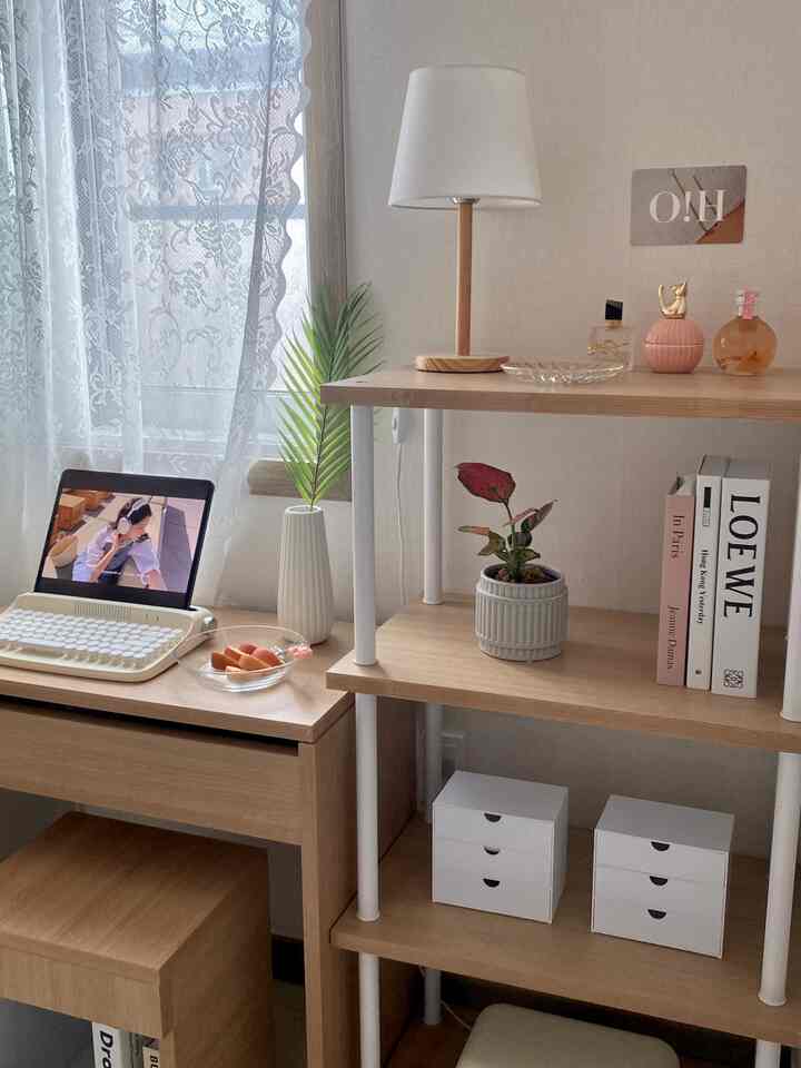 木目調と白を基調とした狭いウォークインクローゼット、木製の化粧台と本棚、植物が配置された自然な雰囲気のインテリア