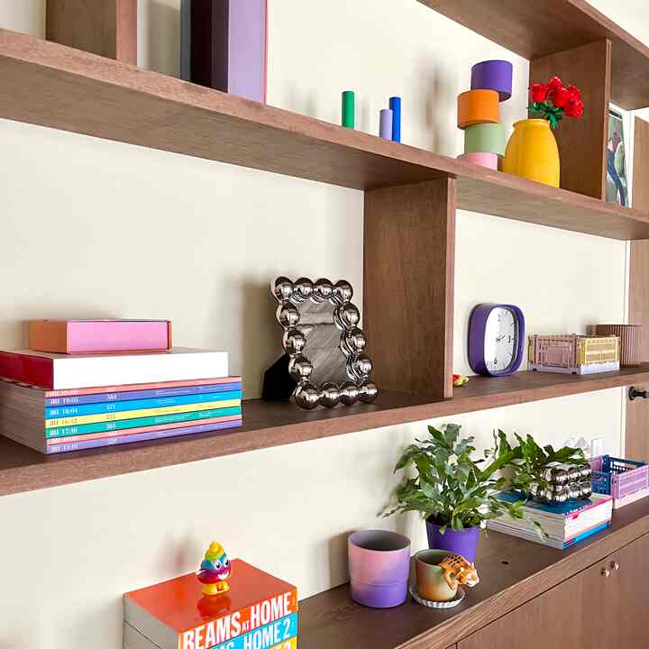 ナチュラルカラーと白い背景のカスタム木製棚、花瓶やおもちゃ、本が配置された実用的な収納空間