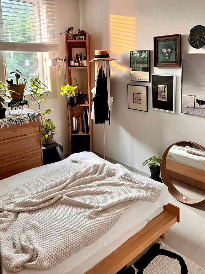 ナチュラルな木目調家具と白い寝具が調和した温かみのある寝室のインテリア