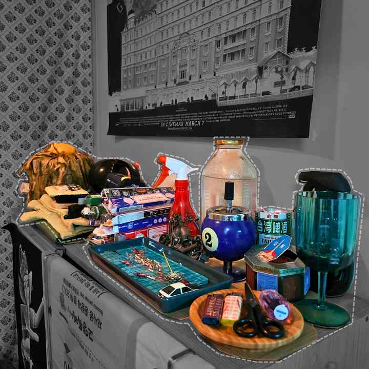 グレー調の玄関のシューズラックにトレイ、インセンスホルダー、植物用具が整頓された韓国風の空間