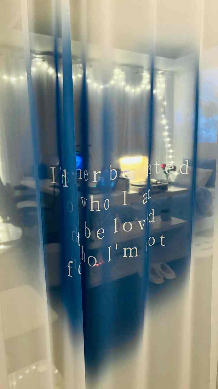 青いシースルーカーテンが空間を仕切る現代的な玄関の雰囲気のあるインテリア