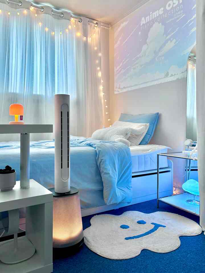 白と青のトーンの寝室、収納付きベッドと雲形のラグが配置された居心地の良い明るい空間