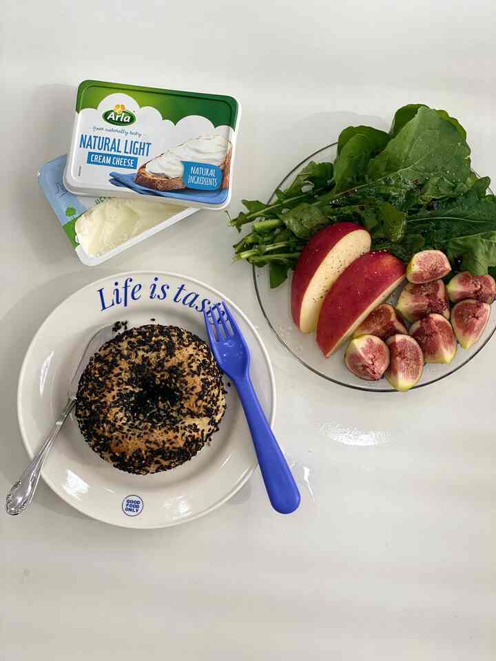 明るいトーンのキッチン、皿の上にパンと新鮮なイチジク、リンゴのスライスが並ぶおうちカフェ風のブランチセット