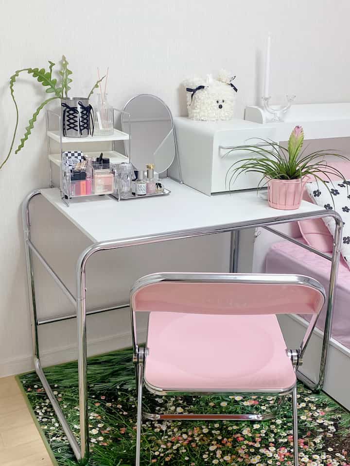 ピンクの椅子が置かれた寝室の化粧台兼デスクと、メタル収納が整ったインダストリアルスタイルの空間