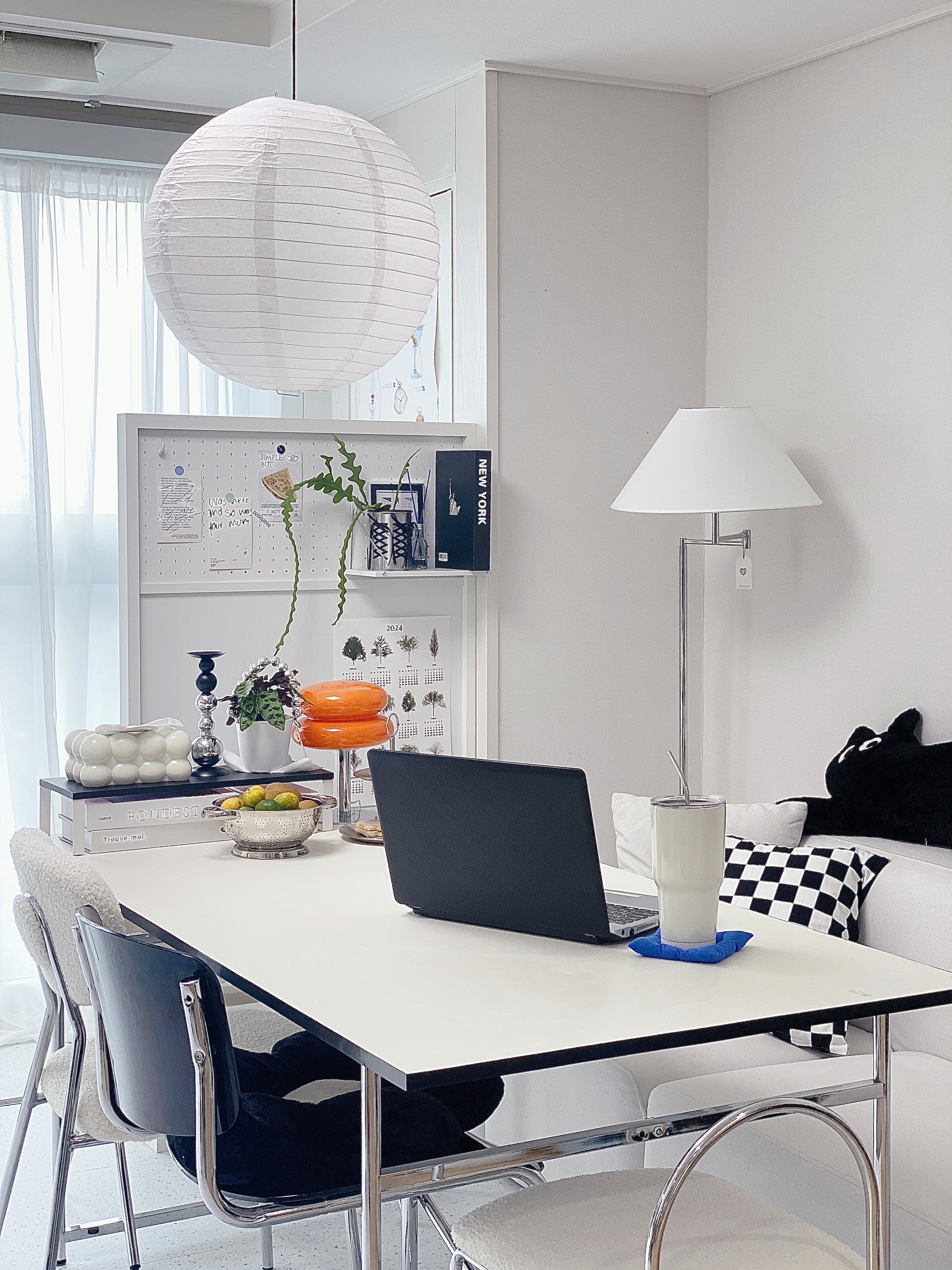 ダイニングテーブルはミッドセンチュリーモダン風で機能的に