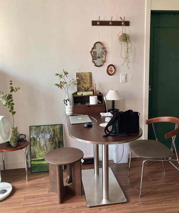 木目調と白を基調としたリビングダイニングスペース、シンプルでナチュラルなホームオフィス兼ダイニングルーム