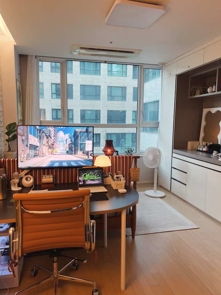 明るいホワイトと木目調が調和したモダンなホームオフィス、デスクとオフィスチェアが配置されリモートワークに適した空間