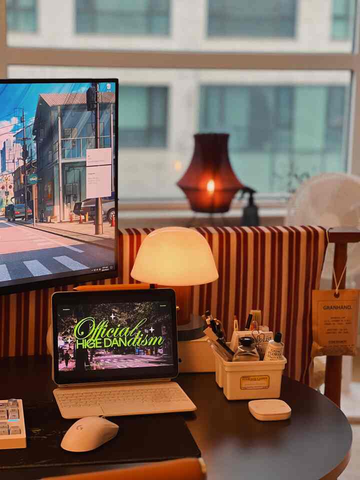 温かみのあるブラウンのモダンなホームオフィス空間、中央に配置されたテーブルランプと整頓された収納が特徴的な作業環境