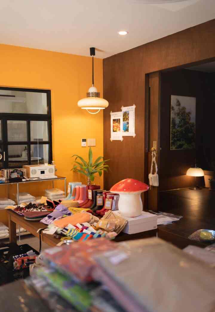 オレンジ色と木目調の壁が調和する雑貨が並ぶヴィンテージ感あふれる店舗空間