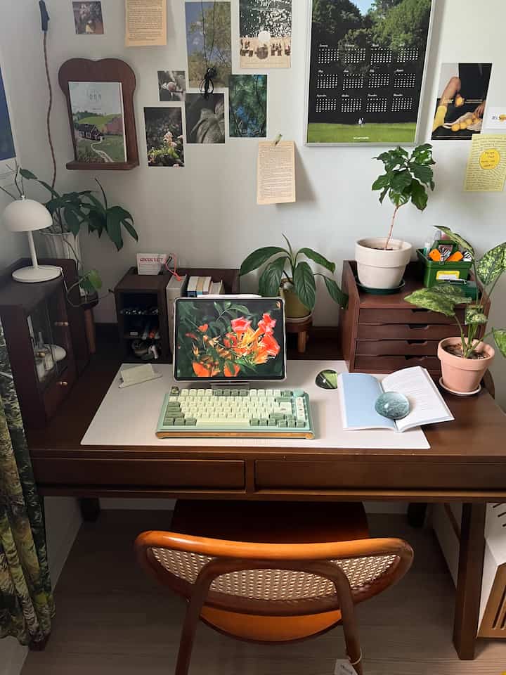 木目調のホームオフィス、広い机と植物が配置された自然で落ち着いた雰囲気の空間