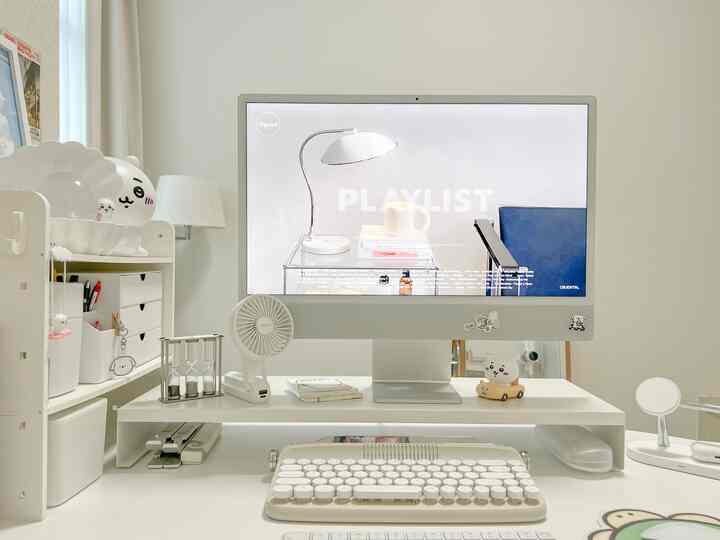 ホワイトとナチュラルトーンの一人用ホームオフィスデスク空間、モダンで清潔感ある多用途のインテリア