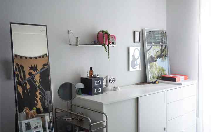 やわらかな自然光と白を基調とした家具が配された、ステンレストロリーと全身鏡のあるパウダールーム空間