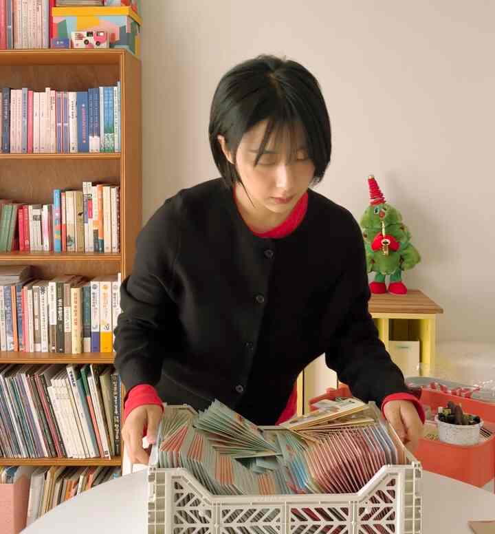 ナチュラルなトーンのダイニングルーム、棚と折りたたみ収納ボックスが配置された落ち着いた雰囲気のインテリア