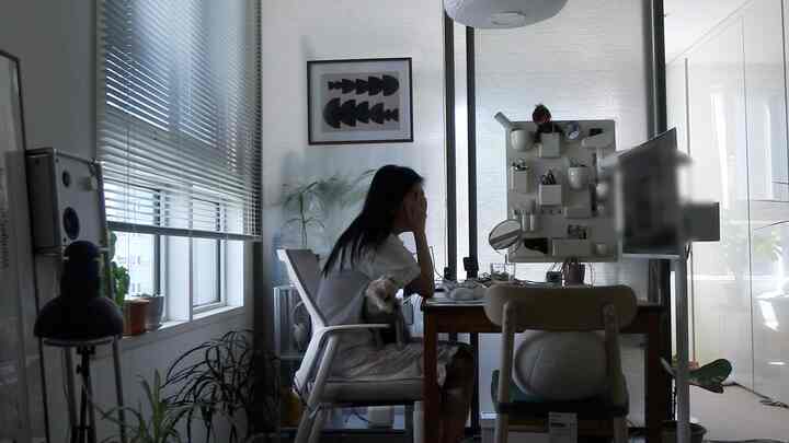 白と木目調のホームオフィス空間、ダイニングテーブルや椅子、複数の植物が配置された落ち着いた雰囲気のあるインテリア