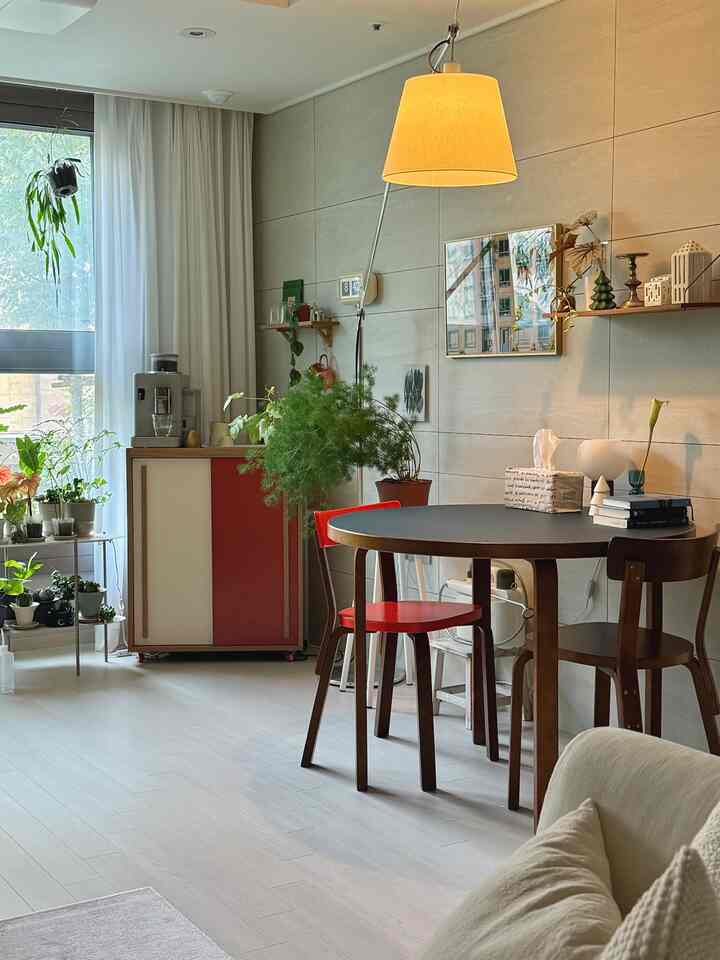 木目調と白を基調とした印象的なリビングのホームカフェ、ダイニングテーブルとバーカートが配置された空間