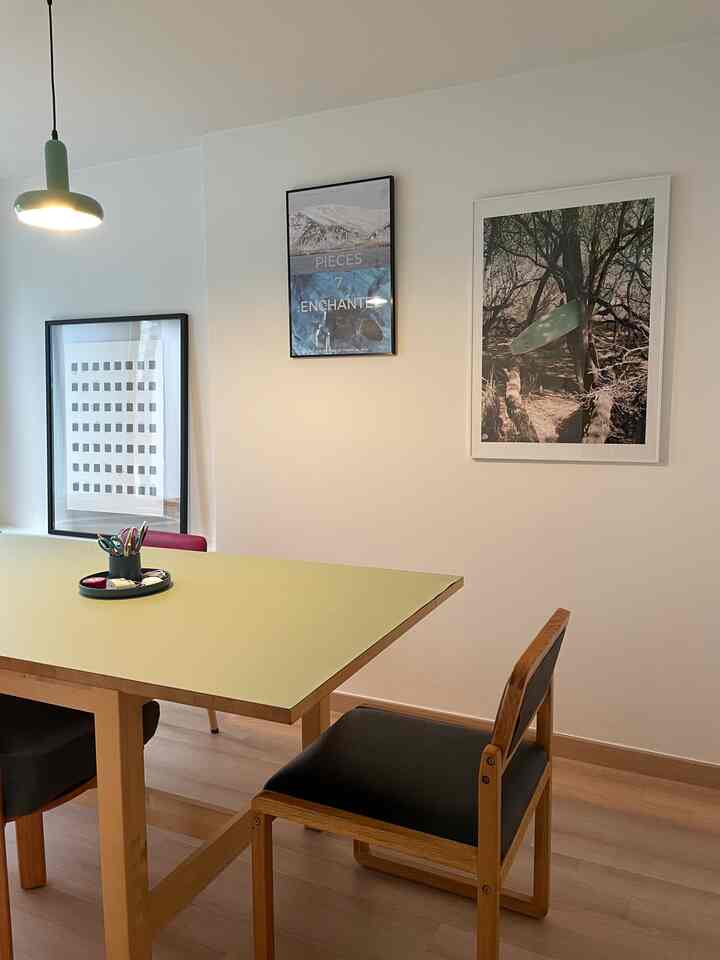 ナチュラルな木目調とベージュの壁が調和した、ダイニングテーブルとチェアが配置された作業兼趣味の空間