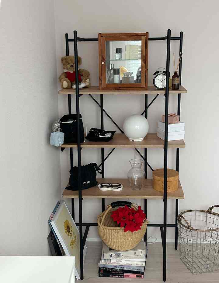 ナチュラルな木目調の棚に多様なオブジェが配置された、すっきりとしたワークスペースのインテリア