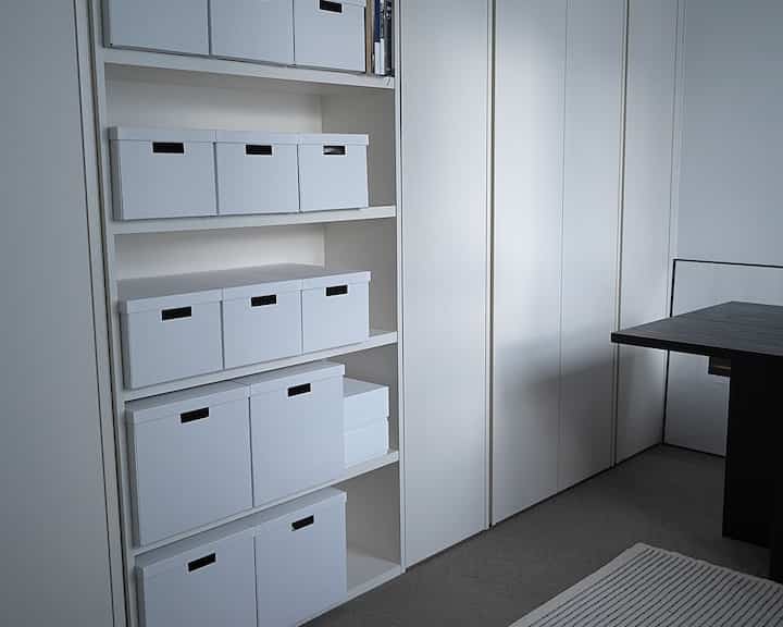 白を基調とした寝室、クローゼットと棚に白い収納ボックスが整然と配置されたモダンなインテリア