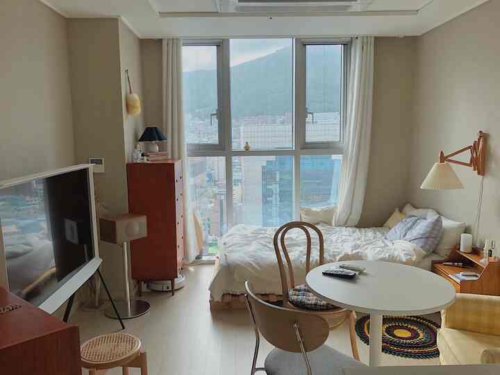 Apartemen Aksen Navy & Kuning 