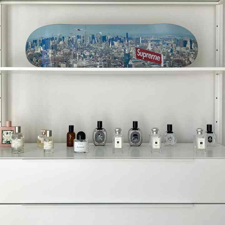 白を基調としたドレッサーに多様な香水瓶が整然と並べられた雰囲気のあるインテリア