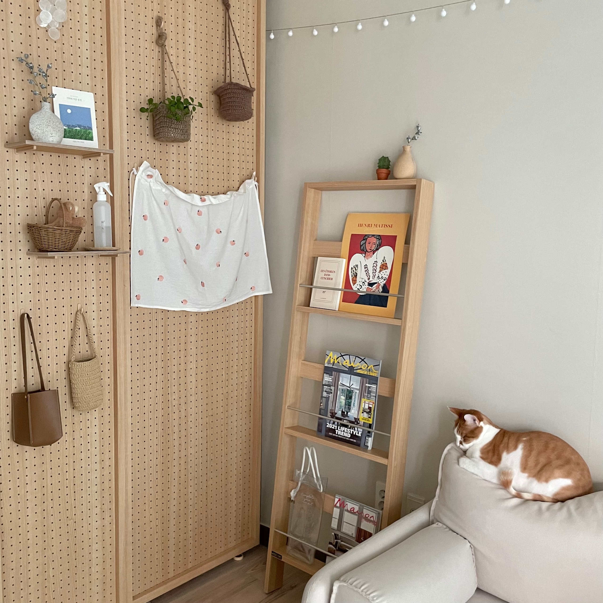Bold Interior Magazine Rack user photo
