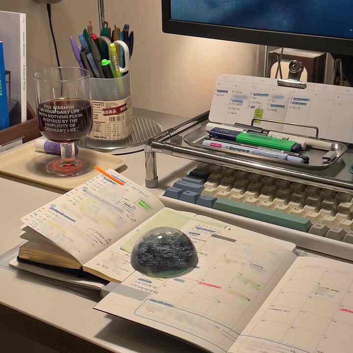 ナチュラルカラーと白を基調としたホームオフィスのデスク、整理された文房具と手帳が配置された落ち着いた雰囲気のインテリア