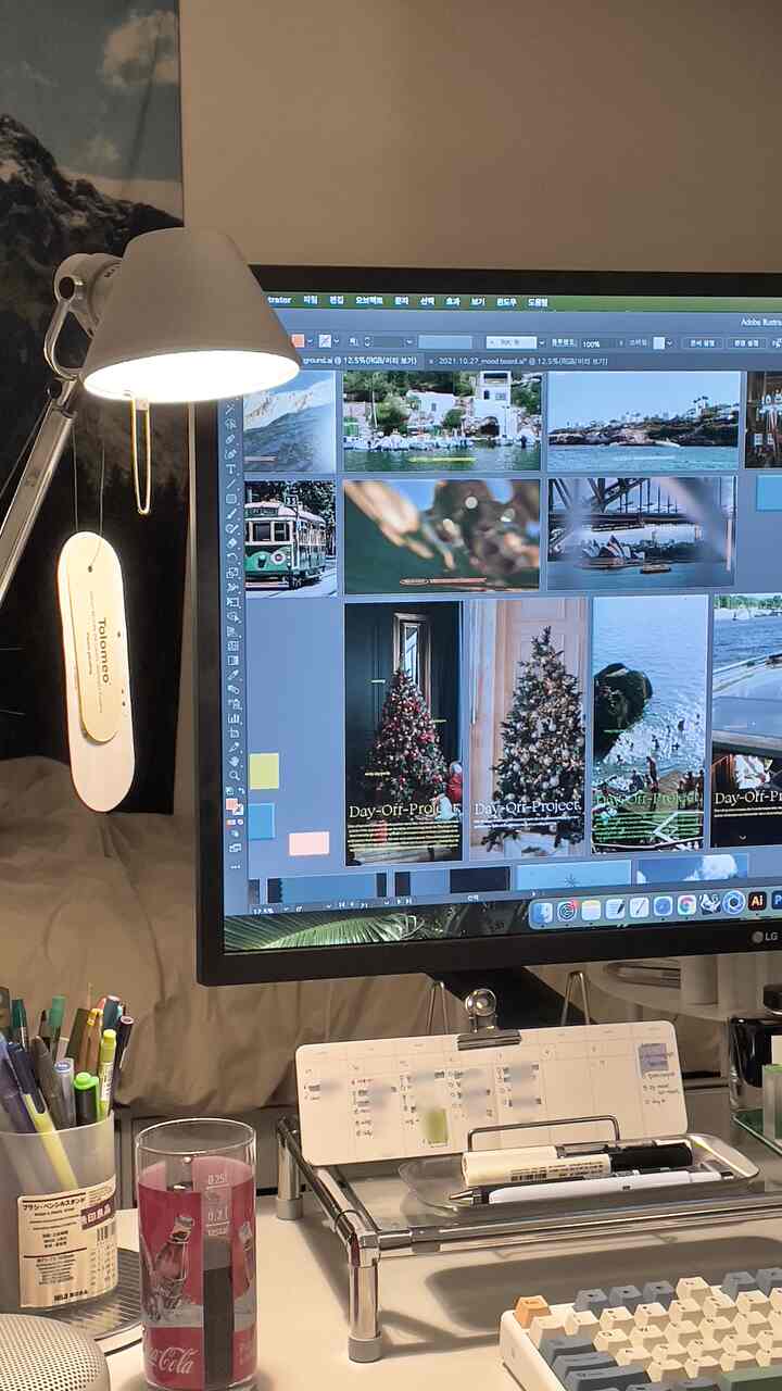 白とステンレスが調和するホームオフィス、照明とモニタースタンドが整った作業空間を演出