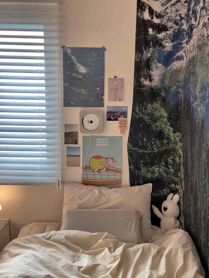 柔らかなベージュとホワイトの色調の寝室、枕と掛け布団カバーが配置された居心地の良い空間