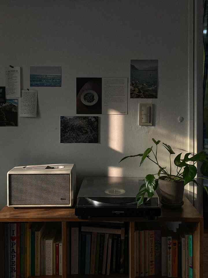 ナチュラルカラーのワンルーム空間、ヴィンテージオーディオと本棚が配置された雰囲気のあるインテリア