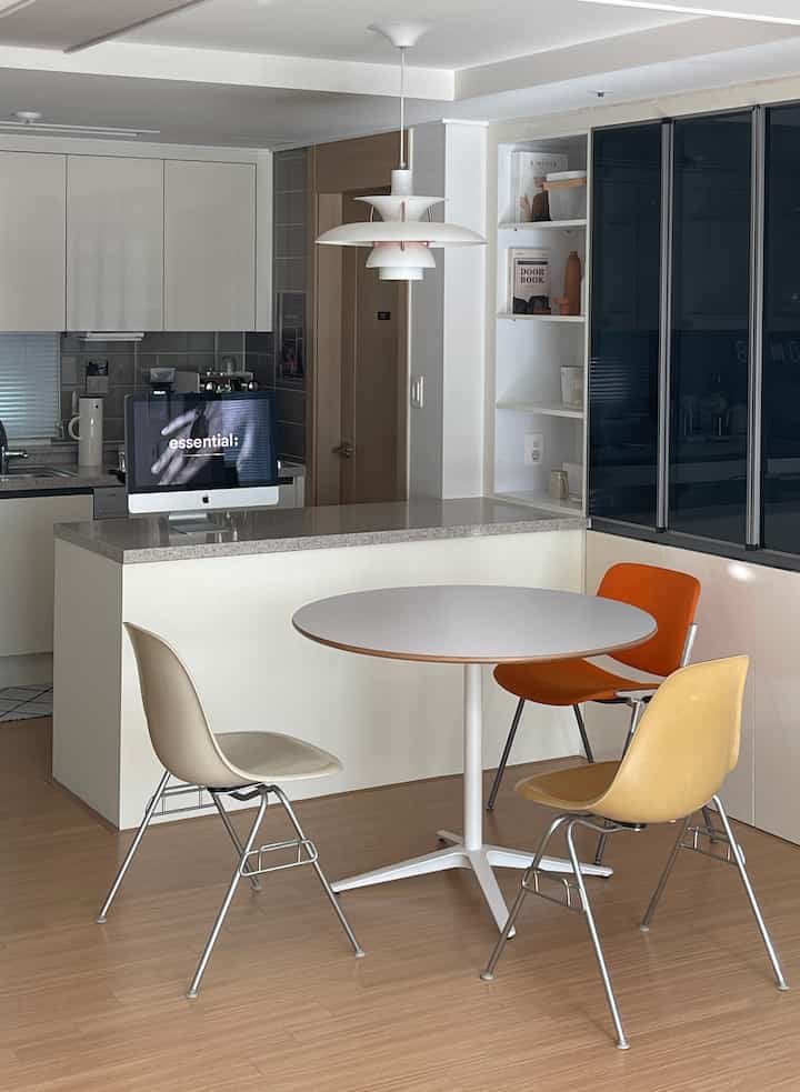 白と木目調のキッチンとダイニング空間、シンプルでミニマルな雰囲気のインテリア