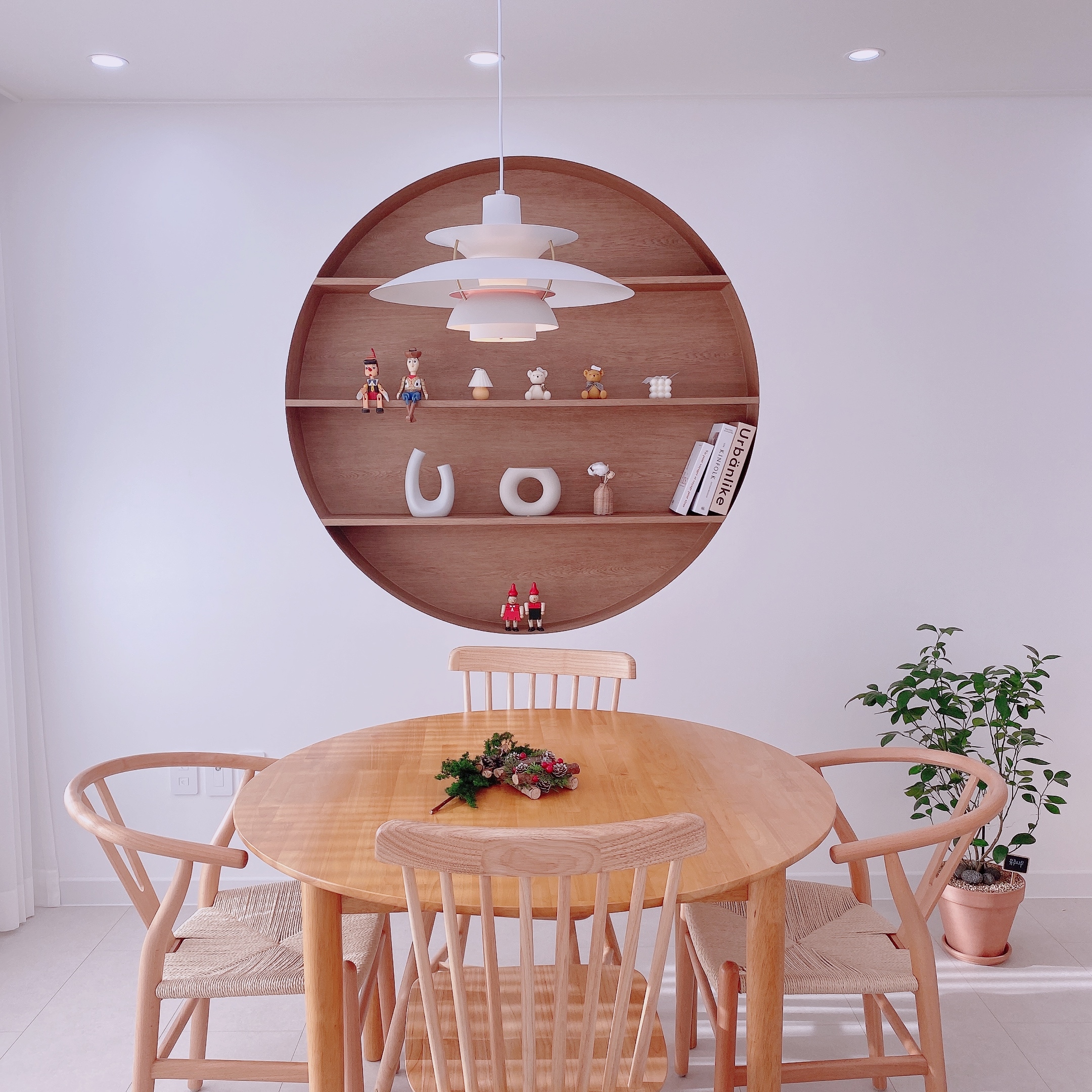 Curved Modern Ceramic Vase user photo
