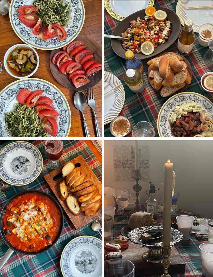 チェック柄のテーブルクロスがかけられたダイニングテーブルに、様々な皿、パン、トマト、料理が並ぶホームパーティーの空間