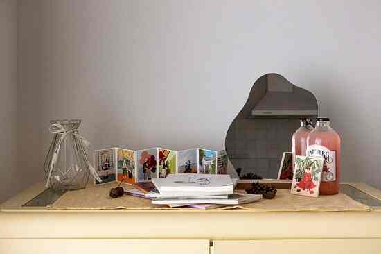 ベージュのキッチン空間、中央に鏡とマグカップや花瓶などのオブジェが配置された雰囲気のあるインテリア