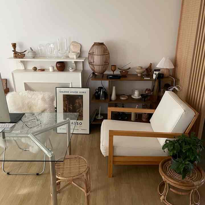 ナチュラルな木目調とベージュ色調の書斎、木製の棚とアームチェアが落ち着いた雰囲気を醸し出すインテリア