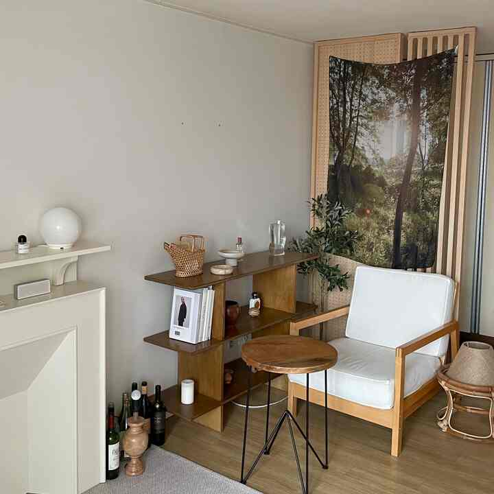 ナチュラルな木目調と白のリビング、木製家具と植物が配置された雰囲気のある空間