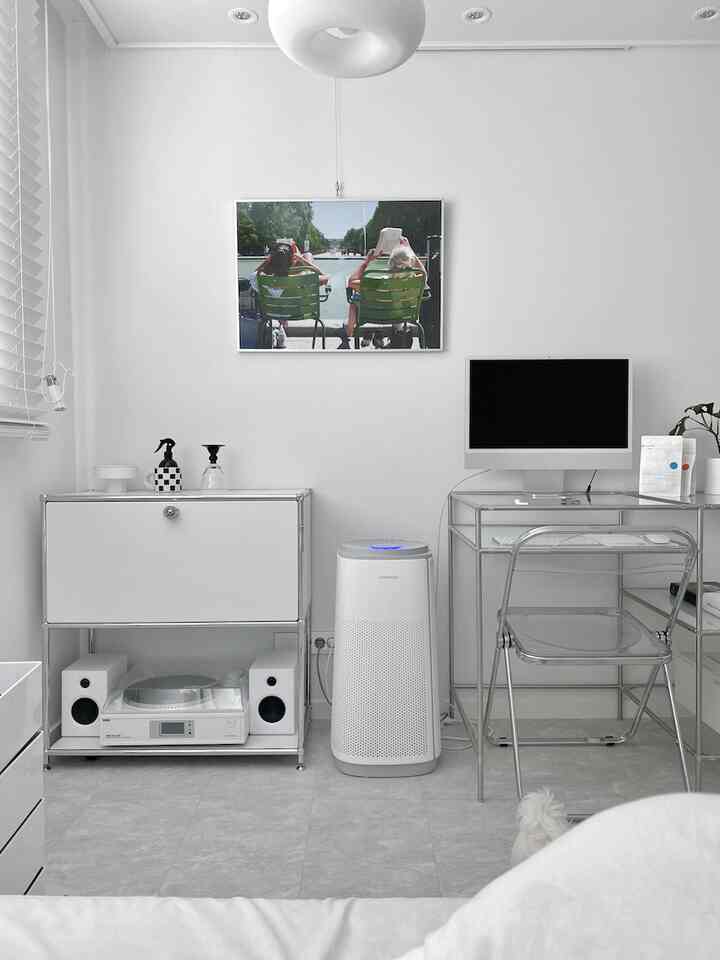 シルバーとホワイトのトーンのモダンなホームオフィス、金属家具と整頓された収納が配置された清潔な空間