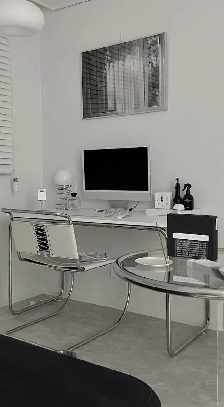 白を基調としたホームオフィス空間、モダンなデスクとオフィスチェアが配置された清潔感のあるインテリア