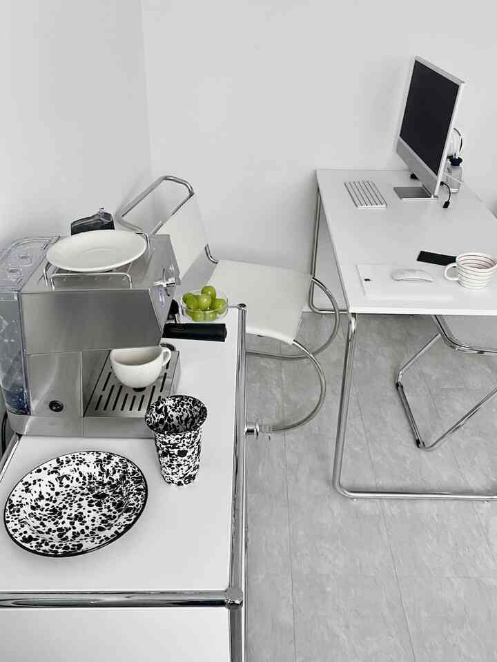 ホワイトとシルバーのモダンなホームオフィスとおうちカフェ空間、清潔感のあるデスクとコーヒーマシンが調和するインテリア