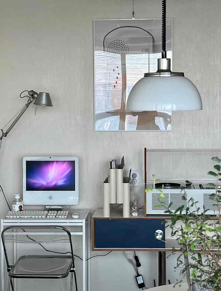 ホワイトとブルーのトーンのホームオフィス、iMacとヴィンテージのターンテーブルが配置された雰囲気のあるインテリア