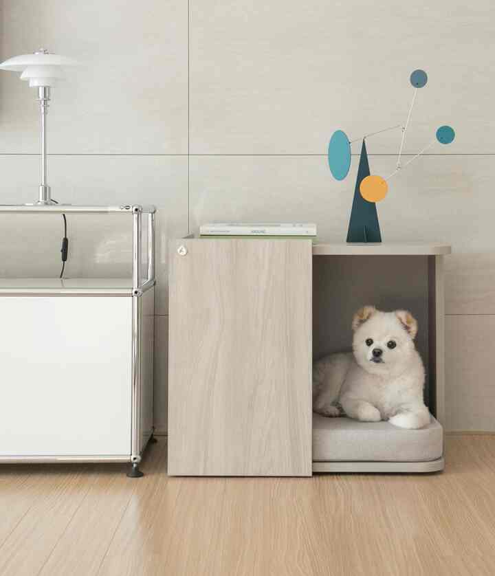 ナチュラルカラーのキッチン空間、木製のペットハウスに犬がくつろいでいるモダンなインテリア