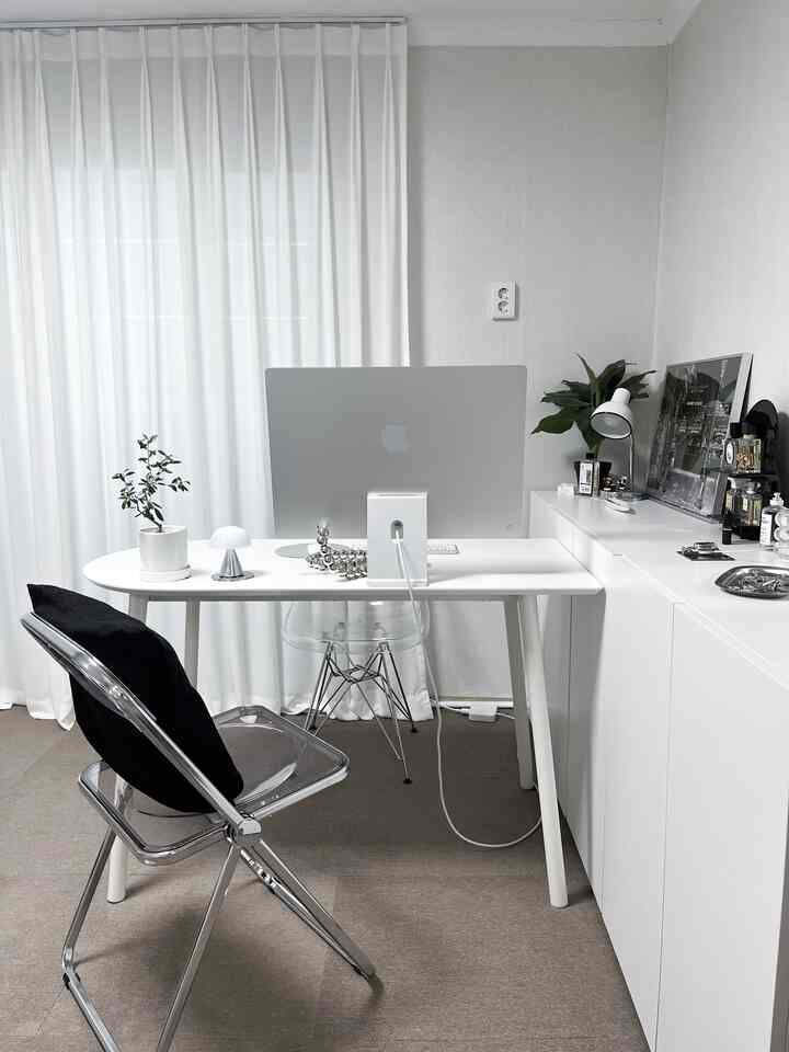白を基調としたホームオフィス、モダンなデスクとオフィスチェアが配置された雰囲気のあるインテリア