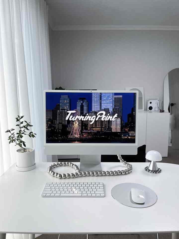 白を基調としたコンパクトなホームオフィス空間、モダンなデスクにiMacが置かれたシンプルなインテリア