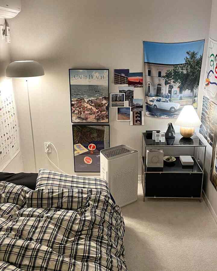 アイボリーのラグとチェック柄の寝具が配置された寝室、ポスターと照明が温かみのある雰囲気を演出