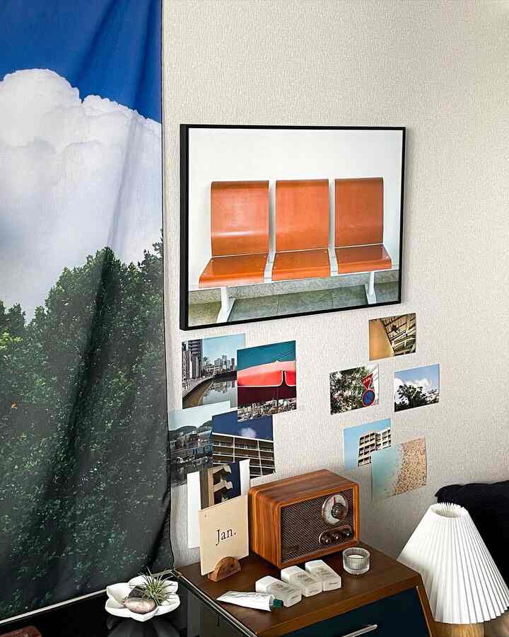 青空と雲のファブリックポスターとブラウンのレトロなラジオが配置された雰囲気のあるインテリア