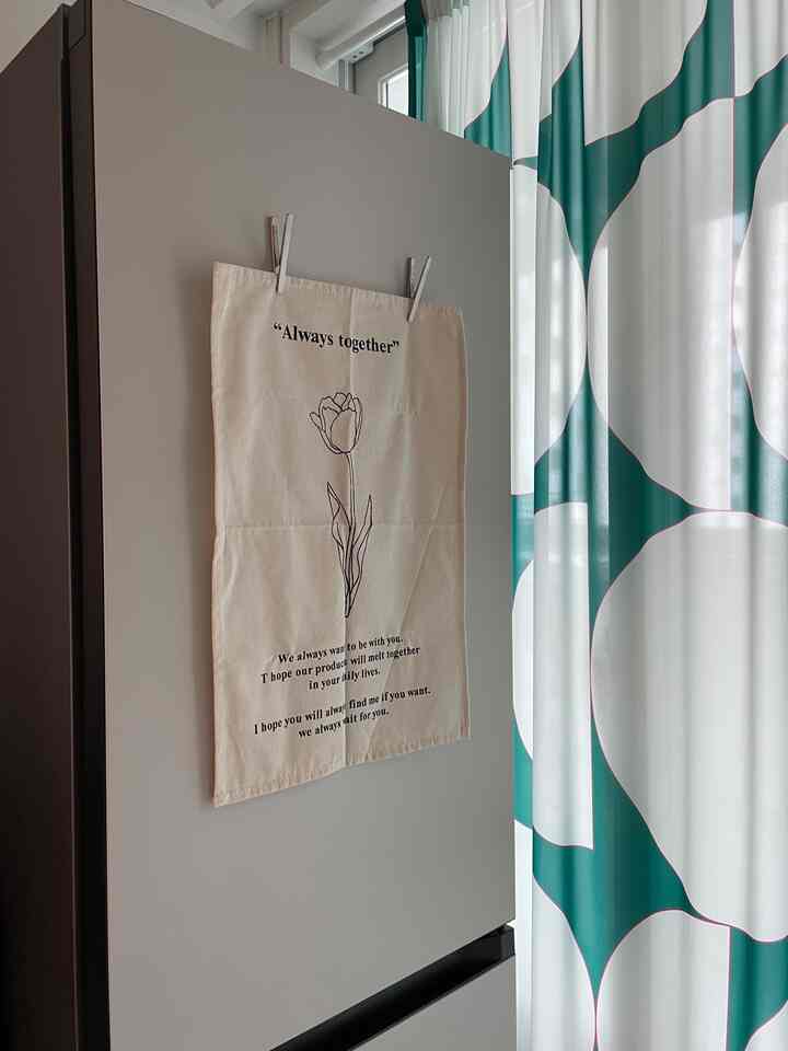 グリーンとアイボリーの色調が調和するキッチン隣接のベランダ、サムスンビスポーク冷蔵庫とシンプルなカーテンが配置された落ち着いた空間