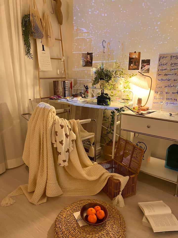 ベージュとナチュラルカラーのホームオフィス、机とオフィスチェア、ラタンバスケットと植物が配置された雰囲気のあるインテリア