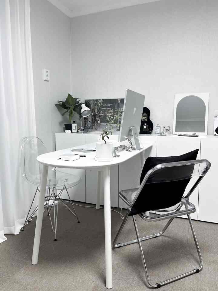 白と透明素材が調和した狭いホームオフィス、清潔感とモダンな雰囲気のあるインテリア