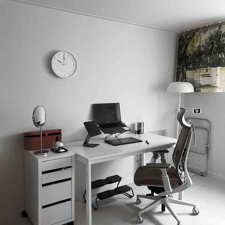 白と茶色のモダンでコンパクトなホームオフィス、机とオフィスチェアが配された清潔感のある作業空間